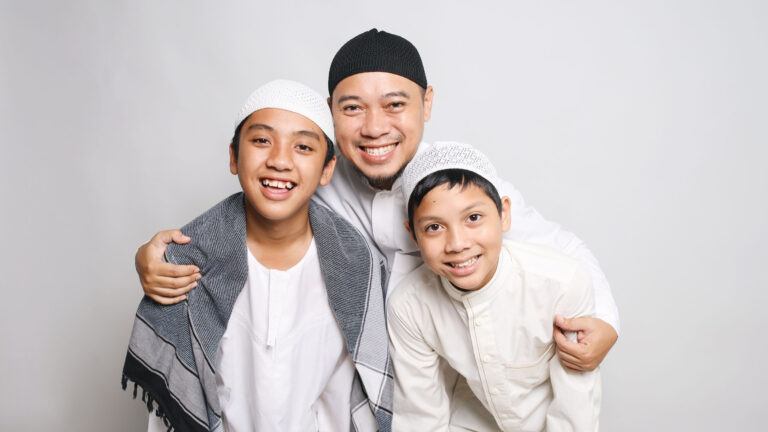 7 Keutamaan Menyayangi dan Menyantuni Anak Yatim Menurut Islam
